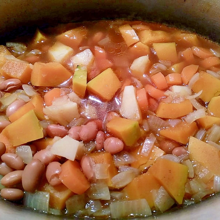 豆とかぼちゃとジャガイモのスープ